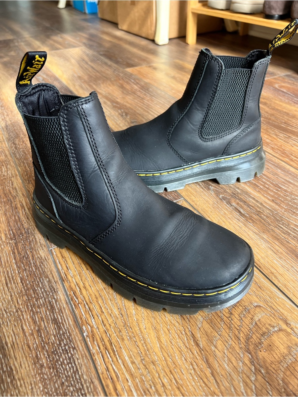 Dr. Martens Embury Chelsea Boots Womens 6 Black Leather Lug Sole Pull On